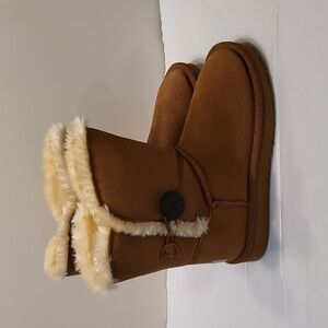 UGG Bailey Button 5803 W/ Chestnut